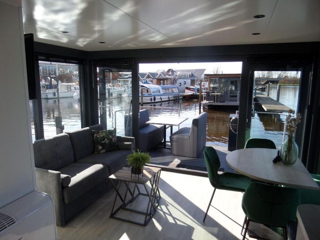 Modern Houseboat With Air Conditioning Located In Marina Uitgeest Exteriér fotografie