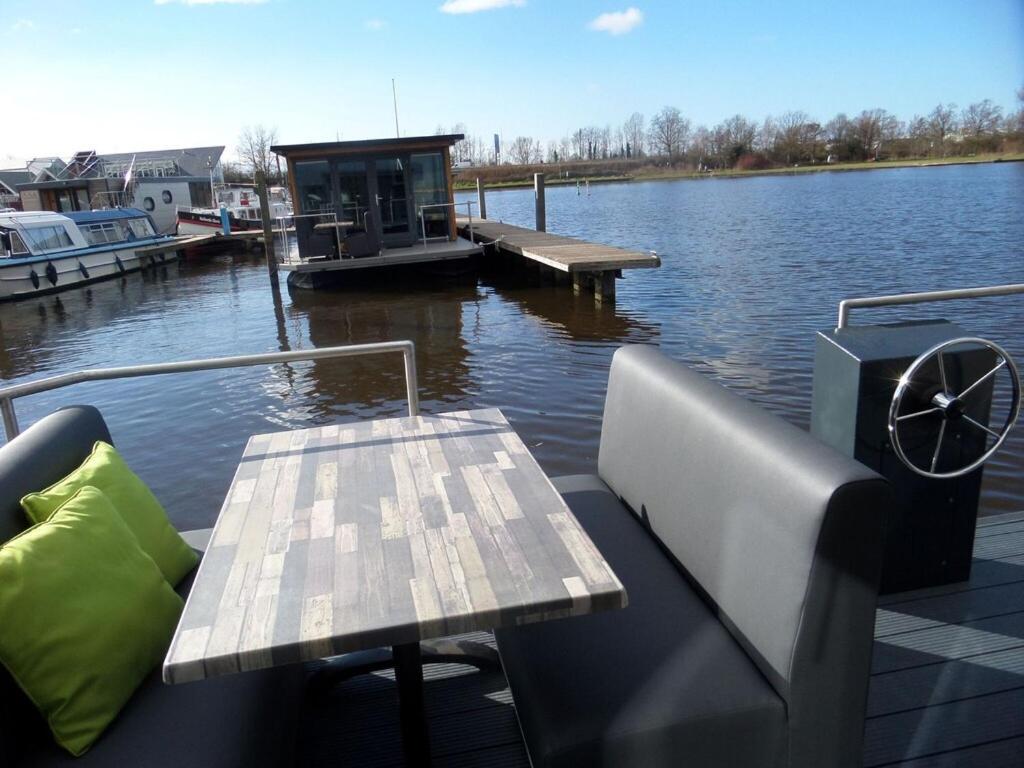 Modern Houseboat With Air Conditioning Located In Marina Uitgeest Exteriér fotografie
