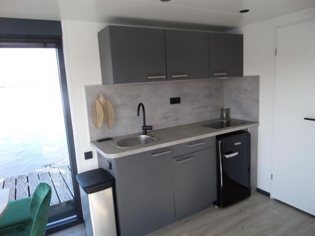 Modern Houseboat With Air Conditioning Located In Marina Uitgeest Exteriér fotografie